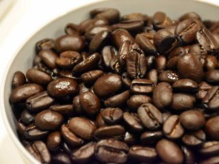 自分好みのコーヒー豆を焙煎。“ほかほか”をお持ち帰りできます。