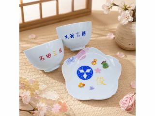 お好みの柄や 漢字などを選び、配置も自由な食器づくり ※お客様が製作されたお品です