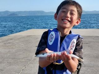 魚釣りはお子様が自然と笑顔に。