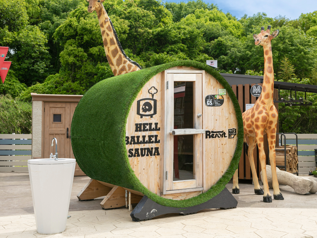 �v�[���T�C�h�ɂ́A���Y�q�m�L����A�{�i�I�ȃT�E�i��̌��ł���X�y�[�X���B�~�̓v�[���𐅕��C�Ƃ��ė��p�ł��܂��B