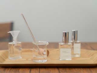 20種類の精油からお好きな香りを選び、あなただけの”オリジナルのアロマ香水”をつくります