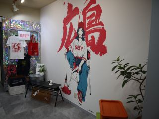 広島の思い出に、自分だけの一枚を。 お好みのアートをTシャツに、シルクスクリーンでプリントできる体験型ショップです。