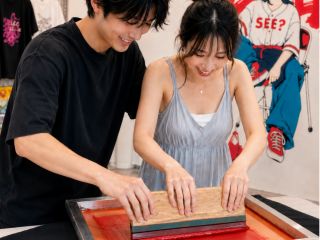 広島の思い出に、カップルでお揃いのTシャツを。お好みのアートを好きな色で、シルクスクリーンプリントできる体験型ショップです。60分で完結、当日お持ち帰りOK!