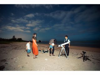 天体望遠鏡を使って、肉眼では見ることのできない月や惑星の世界をじっくり観察します。月のクレーターの凹凸や、時期によって姿を変える木星・土星などが見れますよ。