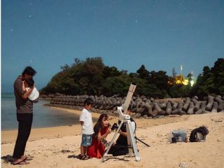 天体望遠鏡を使って、肉眼では見ることのできない月や惑星の世界をじっくり観察します。月のクレーターの凹凸や、時期によって姿を変える木星・土星などが見れますよ。