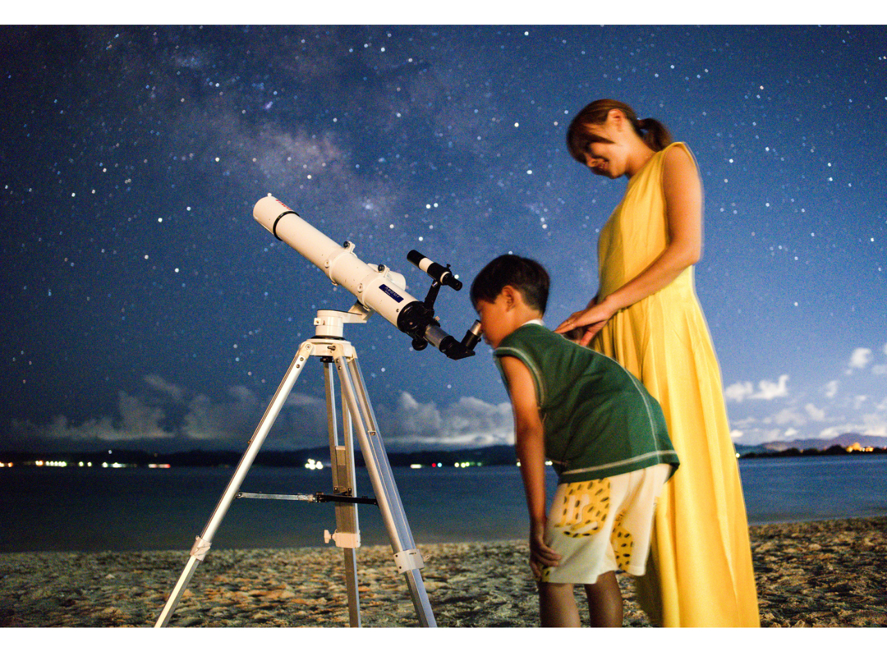 �V�̖]�������g���āA����ł͌��邱�Ƃ̂ł��Ȃ�����f���̐��E����������ώ@���܂��B���̃N���[�^�[�̉��ʂ�A�����ɂ���Ďp��ς���ؐ��E�y���Ȃǂ�����܂���B