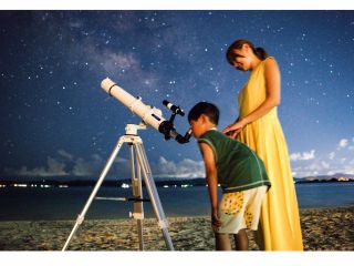 天体望遠鏡を使って、肉眼では見ることのできない月や惑星の世界をじっくり観察します。月のクレーターの凹凸や、時期によって姿を変える木星・土星などが見れますよ。