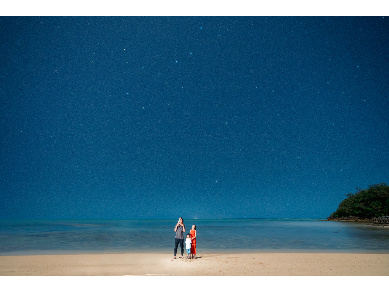 ����B�e�ɐ��ʂ�������J�����}�����A���V�̐���w�i�ɓ��ʂȋL�O�t�H�g���B�e���܂��B���̎v���o���u���̏����v�ł͂Ȃ��A���Ԃ��邩�����Ŏc��A�������ꖇ�̎ʐ^�ɁB