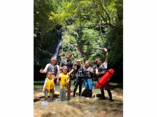 家族で楽しむ清流リバートレッキング!滝つぼで笑顔あふれる爽快アドベンチャー体験