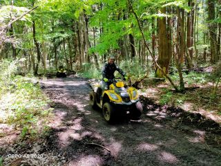 オフロードサーキット内走行後に未整地の山の中へ入っていきます