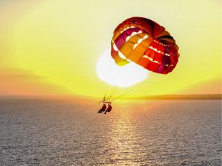 「Lu」でしか味わえないサンセットパラセーリング!この機会に是非!