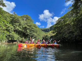 カヌーに乗りながらピナイサーラの滝を背景に