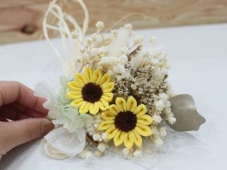 ひまわりのミニアレンジを制作します♪壁掛けスワッグや花瓶に飾ることもできます。