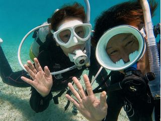 楽しいダイビングの様子。おひとり様のご参加でも楽しいひと時を♪写真写りの良い白マスクご用意してます!
