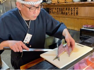 プロの技を間近で体験!鮮魚の三枚おろしを学び、日本の伝統技術に触れられます。