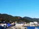 厳原港から尾根沿いに東西約500mにわたり一の丸・二の丸・三の丸の三段の竪石垣が斜面を這うようにつながり、戦国末期の多様な石積みを見ることができます。