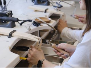 大切な人と一緒に、世界にひとつだけの指輪づくり。初めての方でもスタッフがしっかりサポートするので安心です。