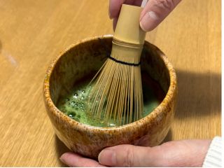 ご自身で点てた抹茶は格別。 香り高く、豊かな味わいをお楽しみください。