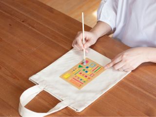 鮮やかな色の染料を自由に使い、手で染めていきます。