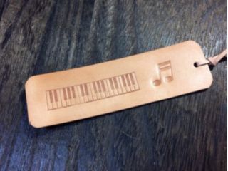 初めてでも大丈夫。手のひらに“できた”が残る体験。ピアノ鍵盤と音符刻印