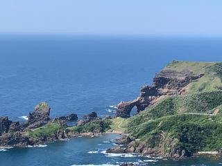 \眼下に広がる雄大な日本海と隠岐の大自然。赤尾展望所は、島の美しさを一望できる絶景スポットです!/