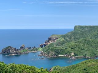 \眼下に広がる雄大な日本海と隠岐の大自然。赤尾展望所は、島の美しさを一望できる絶景スポットです!/