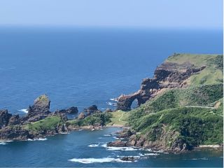 \眼下に広がる雄大な日本海と隠岐の大自然。赤尾展望所は、島の美しさを一望できる絶景スポットです!/
