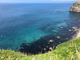 札幌から少し足を伸ばすと出会えるのが、 息をのむほど青い海――「積丹ブルー」。