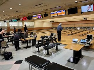 きれいな店内でボーリングを存分にお楽しみください。