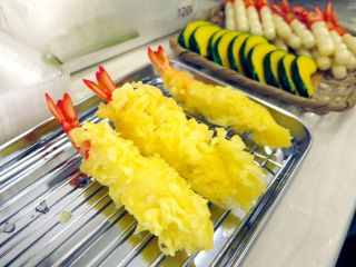 天ぷらセットははえび天1尾と野菜天1つ。野菜はかぼちゃ、れんこん、しいたけ、さつまいも、なすの5種から選ぶことができます。