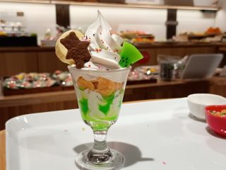 かわいらしさをぎゅっと詰め込んだ、パフェの食品サンプルです。