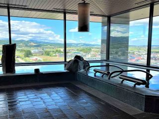 \大浴場(男湯)十勝岳連峰の雄大な景色をひとりじめ/
