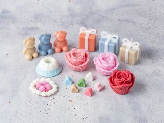 【モチーフパーツ】豊富なデザインの中から、添えたいパーツの型を選びます