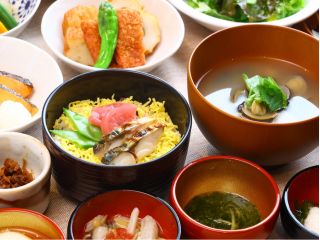 \地域ごとの特色を出した「ご当地逸品料理」をご賞味ください/しじみのお味噌汁は日替わりでの提供となります。
