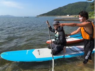 初めてのサップで泳ぎの苦手な方でも、遠浅の浜とライフジャケット着用で安心です♪