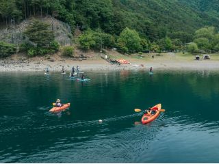 西湖の透明な湖面でカヤッククルージング
