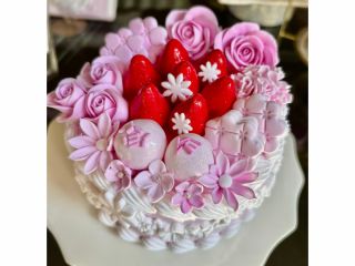 いちごとお花で彩る、華やかなクレイケーキ。まるで本物のスイーツのような特別な作品です。