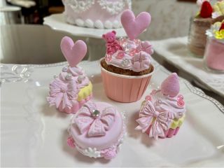 リボンのマカロン・ハートのカップケーキ・くまさんのカップケーキ・いちごのカップケーキの4点セット。 かわいいスイーツ作品をまとめてお作りいただけます。