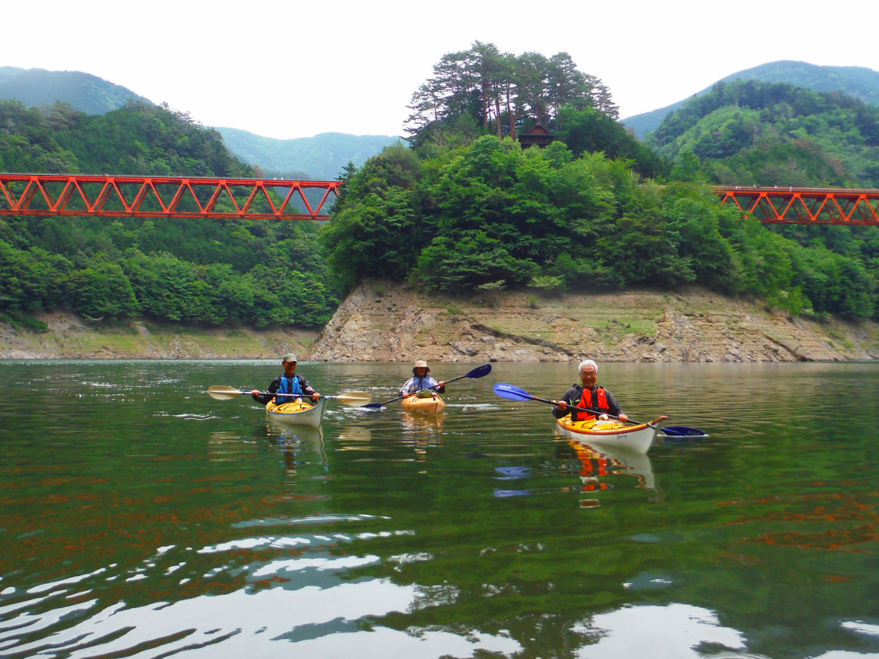 【静岡・川根本町】奥大井接阻湖カヤックツアー! 旧井川線の廃線後に沿って湖を遡上...