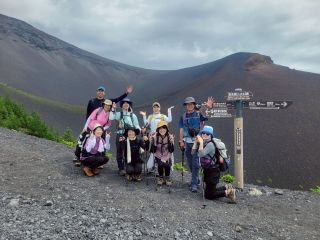 富士宮五合目から森を抜けると大迫力の宝永山火口が目の前に!