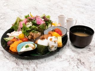 \「野菜で整う」バランスデリプレート/毎日の野菜不足をこの一皿で解消♪タンパク質や塩分量など、 健康バランスを考慮したウェルネスメニューです。