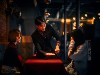 プロのマジシャンによる至近距離のクロースアップマジック