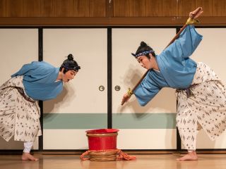 酒を飲もうと悪戦苦闘する二人