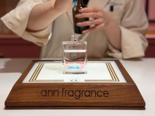 \香りを選び、色を彩る。 カスタマイズが生み出す、特別な愛着・ 視覚と嗅覚、その両方が満たされるひとときを。/