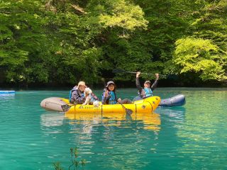青く美しい四万湖で大切な人とのんびりパックラフトカヌー体験いかがですか?ワンコも一緒にご参加いただけます!