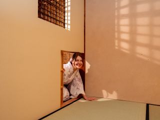 \躙り口を使って本格的な茶室へ入る体験ができます/