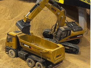 新感覚アミューズメント!本格的なラジコン(RC)の重機をあなたの手で自由に操縦できます!
