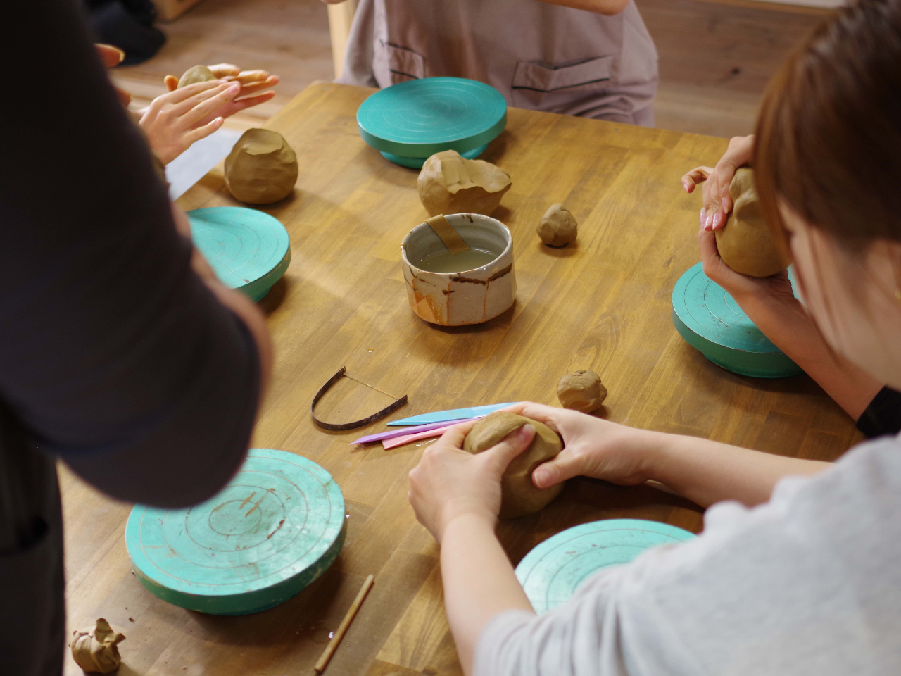 作家物 のぶこ 在銘 手びねり 花器 ドリップ釉 奈良市・平松】《陶芸体験：手びねり90分コース》～世界で一つ”特別な