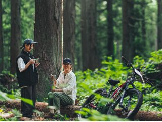 e-MTBで心地よく体を動かした後は、マイナスイオンたっぷりの森林でほっとひと休み。森の静けさに包まれながら味わう淹れたてのコーヒーは格別です。