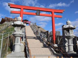 八戸を訪れたら外せない絶景スポット!蕪嶋神社から望む太平洋の大パノラマと、季節ごとに飛び交うウミネコたちが旅の思い出を彩ります。